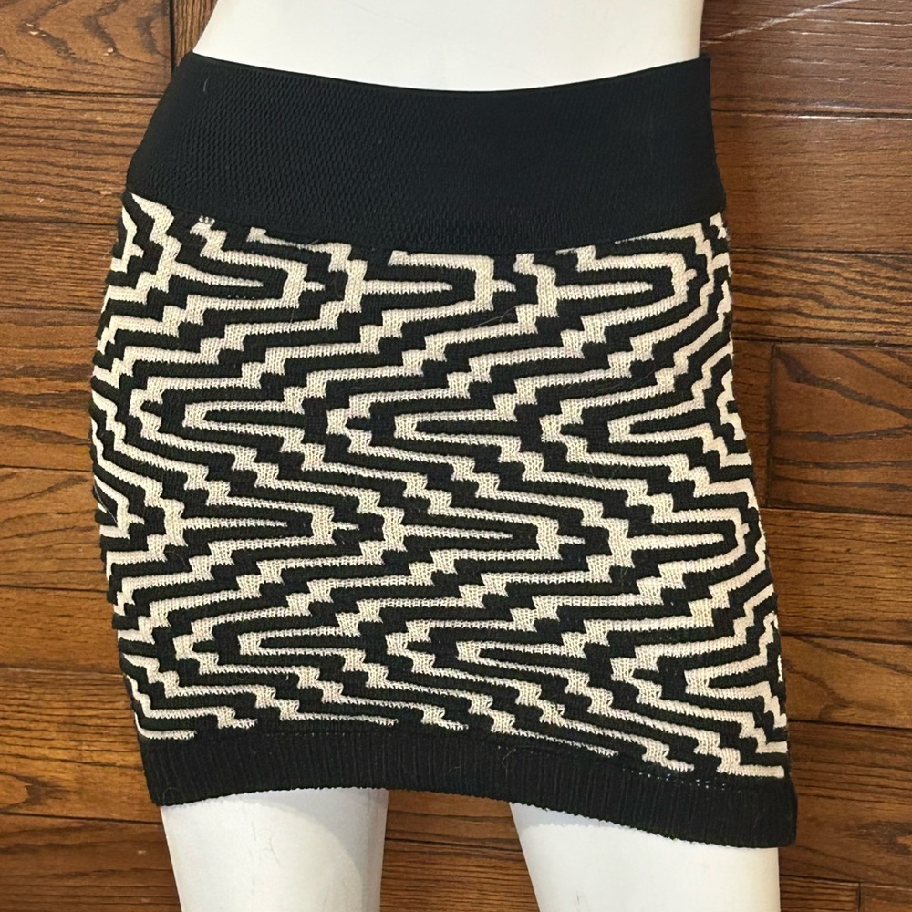 Black and White Mini Pencil Skirt for Cocktail Nights